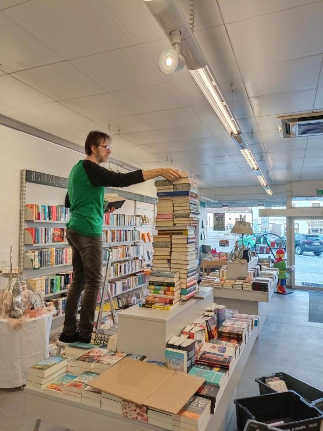 Für unser Schätzspiel bauen wir einen riesigen Bücherturm