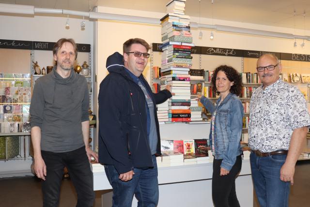 Zwei glückliche Gewinner teilen sich den Bücherturm